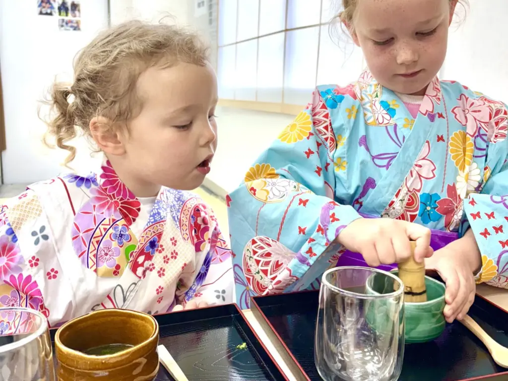 茶道体験をしている姉妹