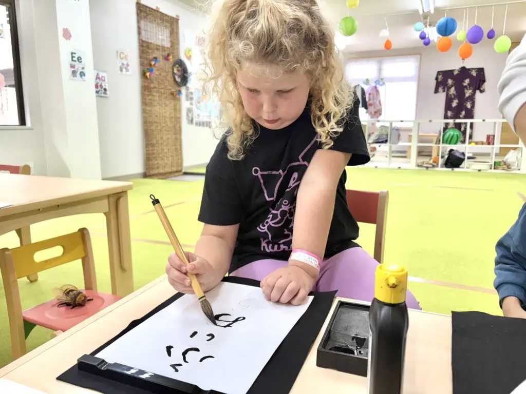 書道体験をしている女の子